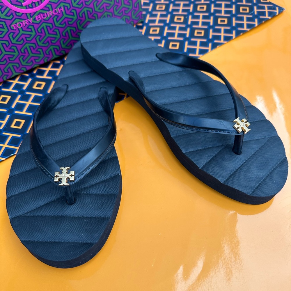NIB Tory Burch Kira Black Flip Flop Flat Sandals Gold Logo